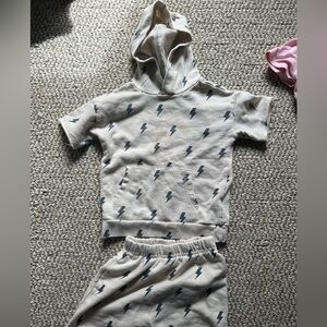 Greyson Mini Target Lightning Bolt Matching Set Boys 2T Sweatsuit Shorts Cream